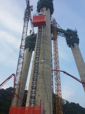 ความชัน 33m/Min 2000KG วัสดุก่อสร้าง ยกยก ระบบลงพื้นอัตโนมัติ