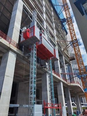 สถานที่ก่อสร้าง 4000 กิโลกรัม Rack And Pinion Construction Hoist CE อนุมัติ