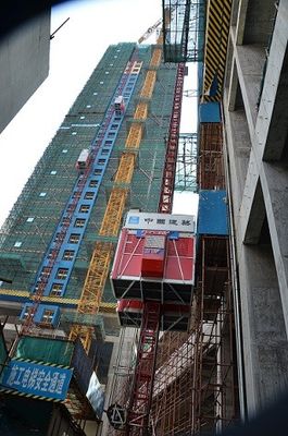 กรงเดี่ยว 11kw ลิฟท์ก่อสร้างภายนอก 150m สถานที่ก่อสร้าง