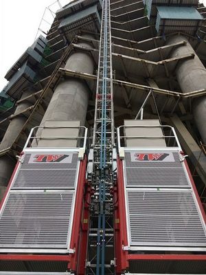 กรงคู่ความเร็วกลางกับ Rack และ Pinion อาคาร Hoist / 2000kgs โหลดด้วย Inverter และหมึก galvanized ร้อน